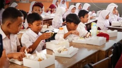 Menko Polkam: Makanan di Program MBG Sudah Cukup Gizi Meski Tanpa Susu