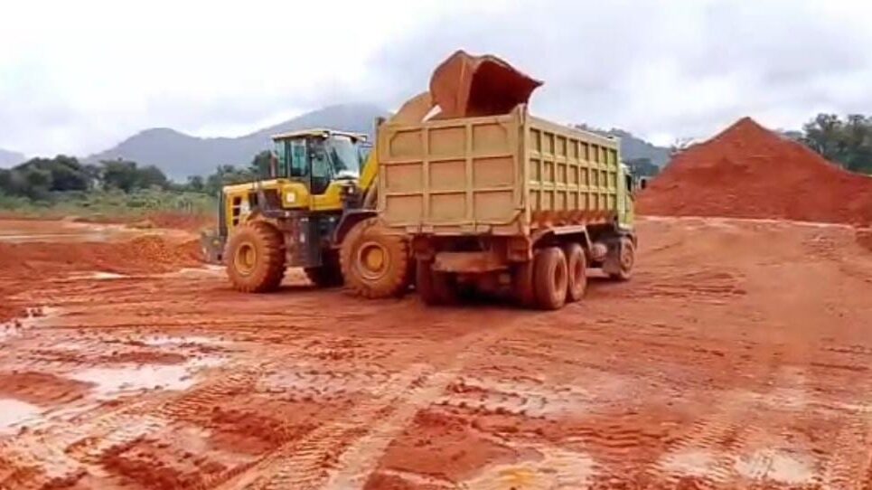 Dokumentasi aktivitas penambangan bauksit di kalimantan barat. Foto: (Dok. Dhn/Faktakalbar.id)