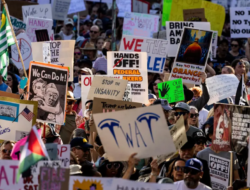 Ribuan Orang Gelar Aksi Demonstrasi Menentang Kebijakan Presiden Trump di AS