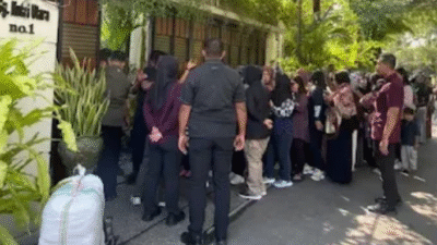 Puluhan Massa Datangi Rumah Jokowi di Solo, Pertanyakan Keaslian Ijazah