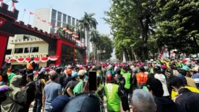 Jalan Kwitang Membara: Massa Ojol Protes Insiden Rantis yang Renggut Nyawa Affan