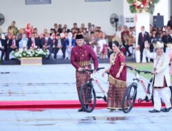 Kenakan Baju Adat Sulawesi Selatan Saat Upacara Penurunan Bendera Merah Putih, Menteri AHY Menangkan Busana Terbaik