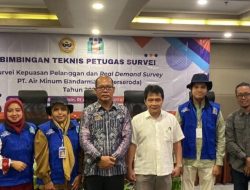 PAM Bandarmasih Gandeng ULM Lakukan Survei Kepuasan dan Kebutuhan Air Masyarakat  HABARPAM.COM, BANJARMASIN – PT Air Minum Bandarmasih (Perseroda) menjalin kerja sama dengan Jurusan Statistika Fakultas MIPA Universitas Lambung Mangkurat (ULM) dalam pelaksanaan Survei Kepuasan Pelanggan dan survei real demand atau kebutuhan air di masyarakat.  Kerja sama ini dilakukan sebagai langkah strategis perusahaan dalam memperoleh data riil di lapangan guna meningkatkan kualitas pelayanan kepada pelanggan di Kota Banjarmasin.  Direktur Utama PT Air Minum Bandarmasih (Perseroda), Zulbadi mengatakan, survei ini menjadi bagian penting dalam proses evaluasi dan pengembangan layanan perusahaan ke depan.  “Melalui survei ini, kami ingin mendapatkan gambaran nyata terkait tingkat kepuasan pelanggan sekaligus mengetahui kebutuhan air masyarakat secara langsung. Data ini sangat penting sebagai dasar dalam pengambilan kebijakan perusahaan,” ujarnya.  Ia menjelaskan, data dan informasi yang diperoleh dari hasil survei akan digunakan untuk memetakan kondisi eksisting perusahaan, sehingga dapat menjadi acuan dalam menentukan langkah perbaikan dan pengembangan.  “Dari data tersebut, kami bisa menentukan langkah strategis seperti peningkatan kapasitas produksi, perbaikan kualitas air, hingga peningkatan tekanan distribusi ke pelanggan. Semua itu tentu berbasis data agar lebih tepat sasaran,” lanjutnya.  Dalam pelaksanaannya, kegiatan survei ini melibatkan sekitar 70 orang surveyor yang berasal dari mahasiswa Jurusan Statistika Fakultas MIPA ULM. Para surveyor akan turun langsung ke lapangan untuk mengumpulkan data dan informasi dari masyarakat.  Sehubungan dengan hal tersebut, pihak perusahaan juga mengimbau kepada seluruh masyarakat Kota Banjarmasin agar dapat menerima para surveyor dengan baik serta memberikan data dan informasi yang akurat sesuai kondisi di lapangan.  “Kami berharap masyarakat dapat mendukung kegiatan ini dengan memberikan informasi yang jujur dan terbuka. Karena keakuratan data sangat menentukan hasil pemetaan dan kualitas kebijakan yang akan diambil,” paparnya.  Lebih lanjut, ia menegaskan bahwa kerja sama ini merupakan bagian dari komitmen PT Air Minum Bandarmasih (Perseroda) dalam membangun kolaborasi dengan berbagai pihak demi peningkatan mutu pelayanan.  “Kami akan terus membuka ruang kolaborasi, baik dengan perguruan tinggi, media, LSM, maupun seluruh stakeholder di Kota Banjarmasin. Semua ini kami lakukan untuk satu tujuan, yaitu memberikan pelayanan terbaik kepada masyarakat,” tambahnya.  Melalui kegiatan ini, diharapkan PT Air Minum Bandarmasih (Perseroda) dapat semakin memahami kebutuhan pelanggan secara menyeluruh, sehingga mampu menghadirkan layanan air bersih yang lebih optimal, berkualitas, dan berkelanjutan bagi masyarakat.(apr)